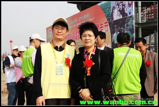 和大连徒步协会郑权肃会长合影_nEO_IMG.jpg