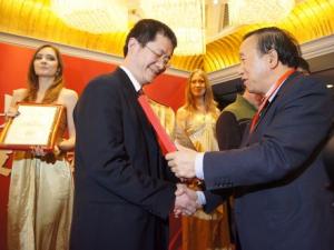 祝贺万步健走俱乐部荣获健康中国2011“卓越贡献奖”